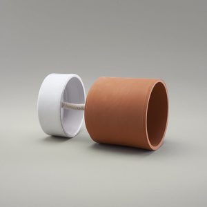 détail pot plante arrosage facile avec terreau et soucoupe