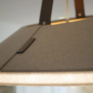 Suspension feutre-flanelle-cuir KNGB, gris clair. Vue de détail n°2