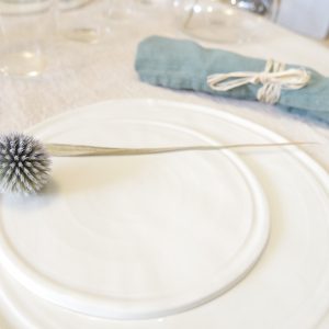 Petite Assiette à dessert en porcelaine. Bord plat. L'Inatelier Nantes. Céramique Ambre. Fabrication française