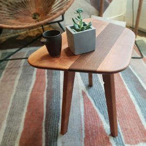 Bout de canapé ou Table d'appoint en merisier et chataigner fumé L'INATELIER Nantes fabrication artisanale francaise profil