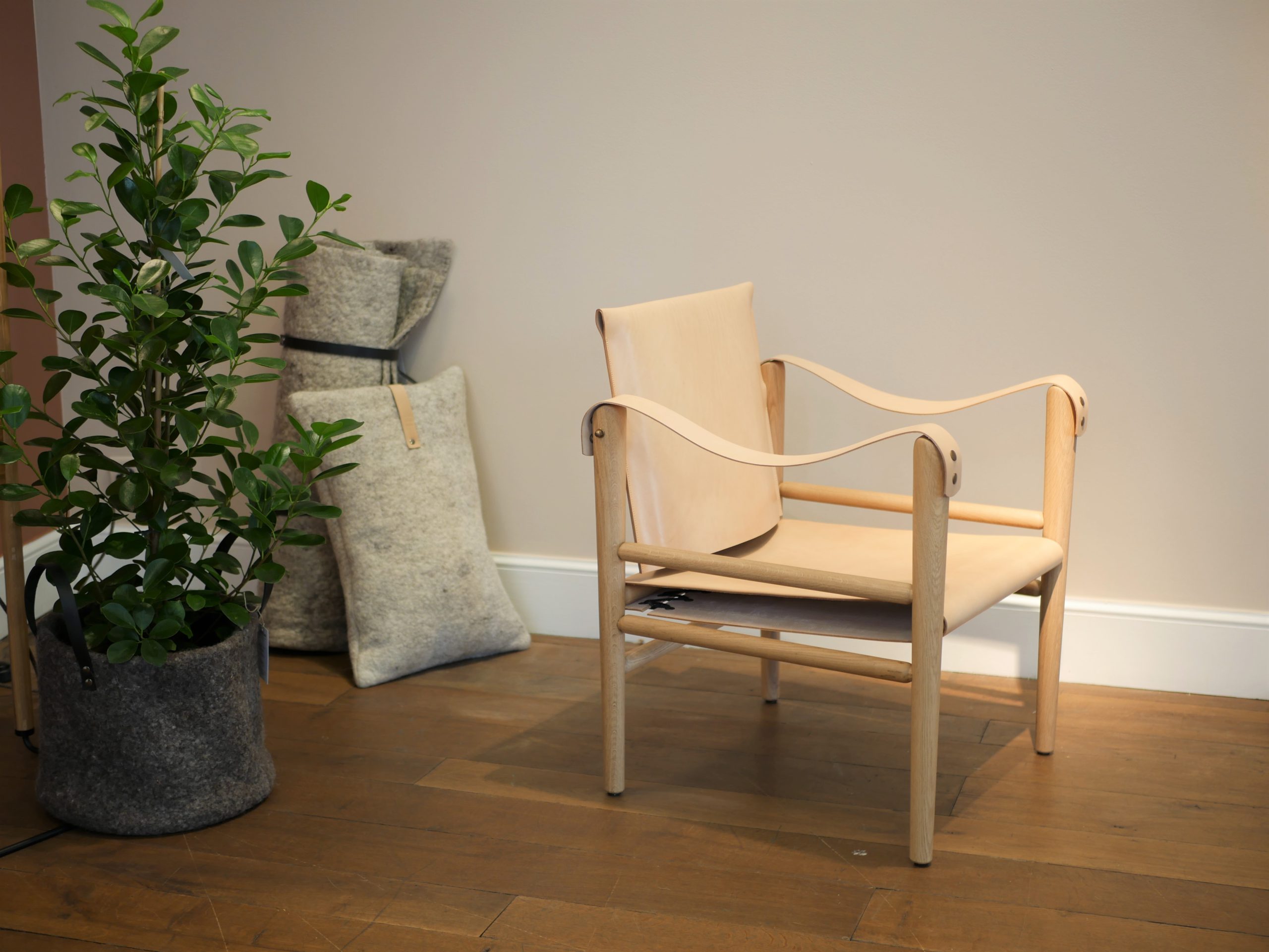fauteuil cuir et bois design structure en chene temps libre
