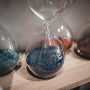 Sablier design en verre soufflé. Sablier en verre et sable de vendée. Photo L'INATELIER