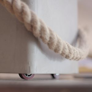 Tabouret - Bout de canapé béton et corde Lyon Beton L'INATELIER Nantes détail des roulettes et de la corde