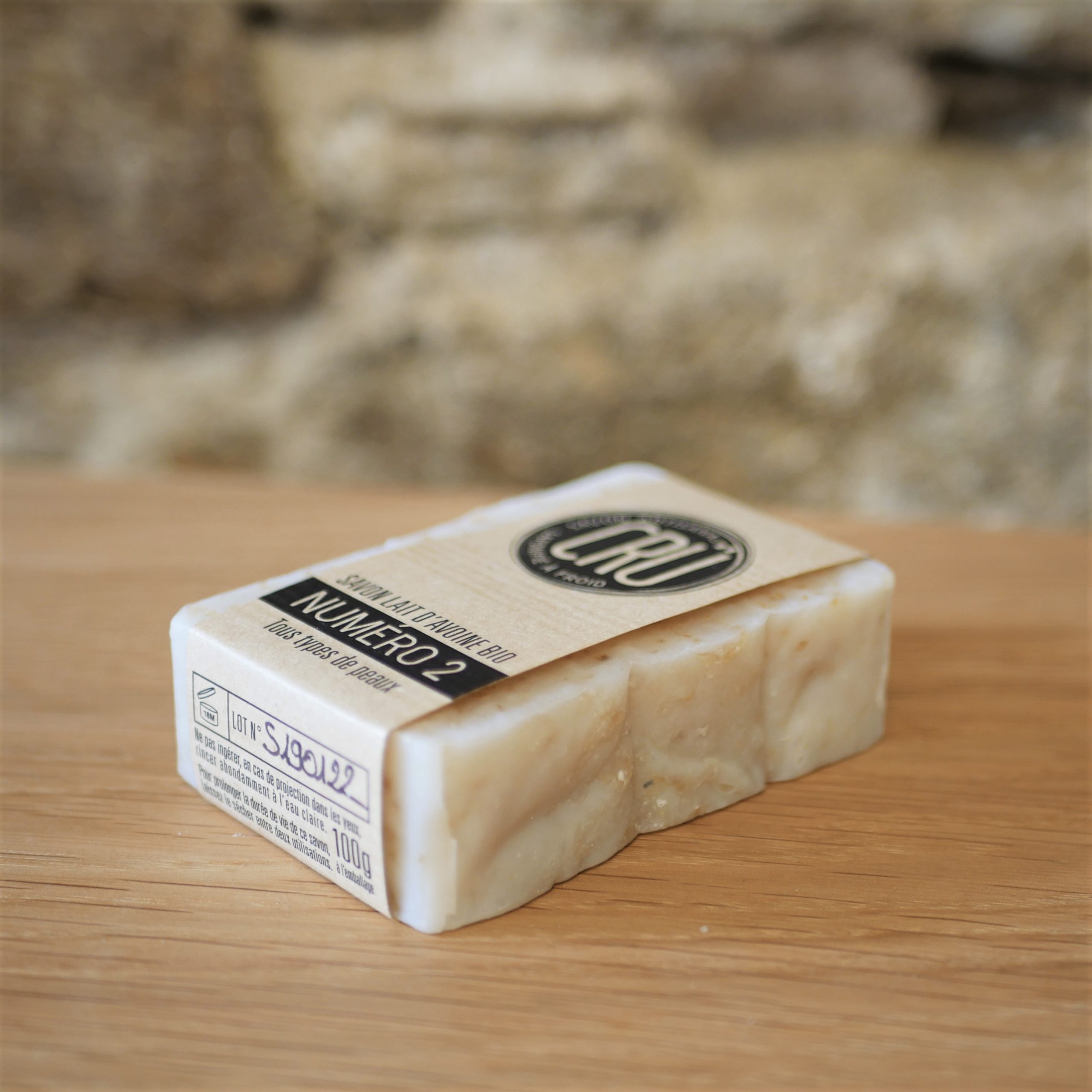 Savon au lait d'avoine bio numéro 2 écologique, éthique, artisanal et zéro déchet CRU couché à l'INATELIER nantes