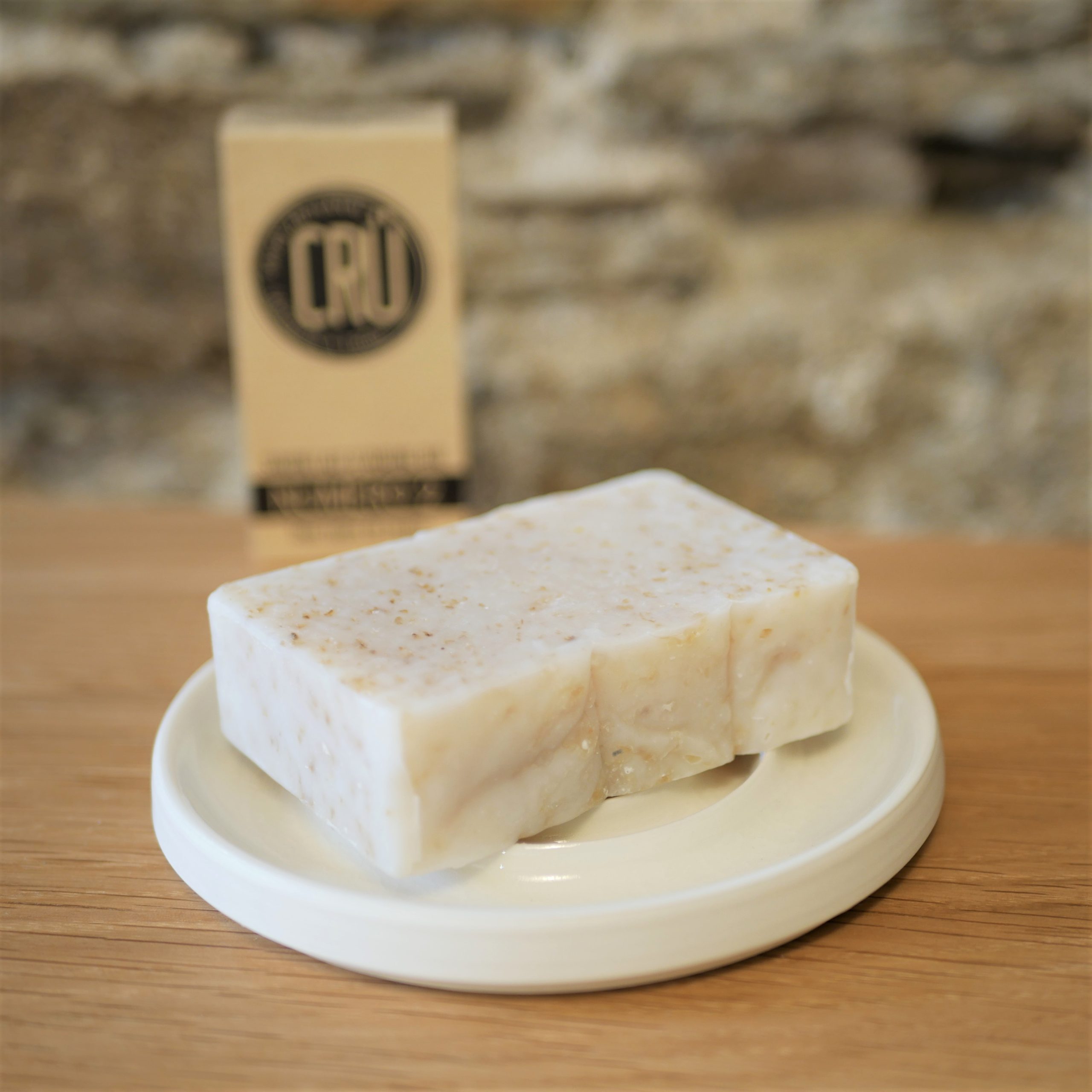 Savon au lait d'avoine bio numéro 2 écologique, éthique, artisanal et zéro déchet CRU vue déballé sur porte-savon à l'INATELIER Nantes