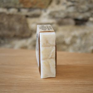 Savon numéro 2 écologique, éthique, artisanal et zéro déchet de la savonnerie CRU tranche L'INATELIER Nantes