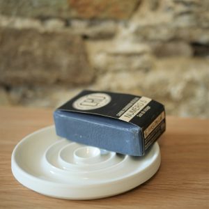 Savon artisanal CRÜ Numéro 5 –Charbon végétal et beurre de cacao écologique, éthique, artisanal et zéro déchet sur porte-savon porcelaine à l'INATELIER Nantes