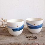 bol-porcelaine-blanc-point-or-céramique-ambre-déco-table-fabrication-française-artisanale-sur tabouret japonais bois-nantes