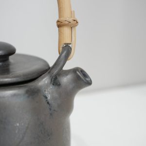 Théière céramique_grès brun foncé noir_anse bois_ L'Inatelier_Nantes_fabrication artisanale française_ bretagne_détail bec verseur