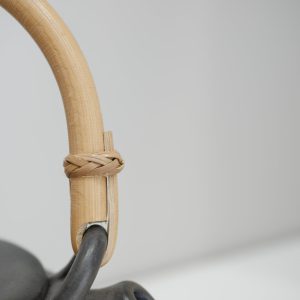 Théière céramique_grès brun foncé noir_anse bois_ L'Inatelier_Nantes_fabrication artisanale française_ bretagne_détail anse