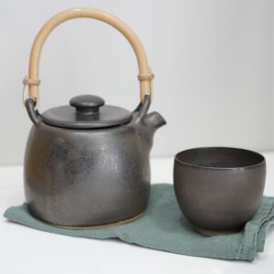 Théière céramique_grès brun foncé noir_anse bois_ L'Inatelier_Nantes_fabrication artisanale française_ bretagne_en situation avec bol et serviette lin