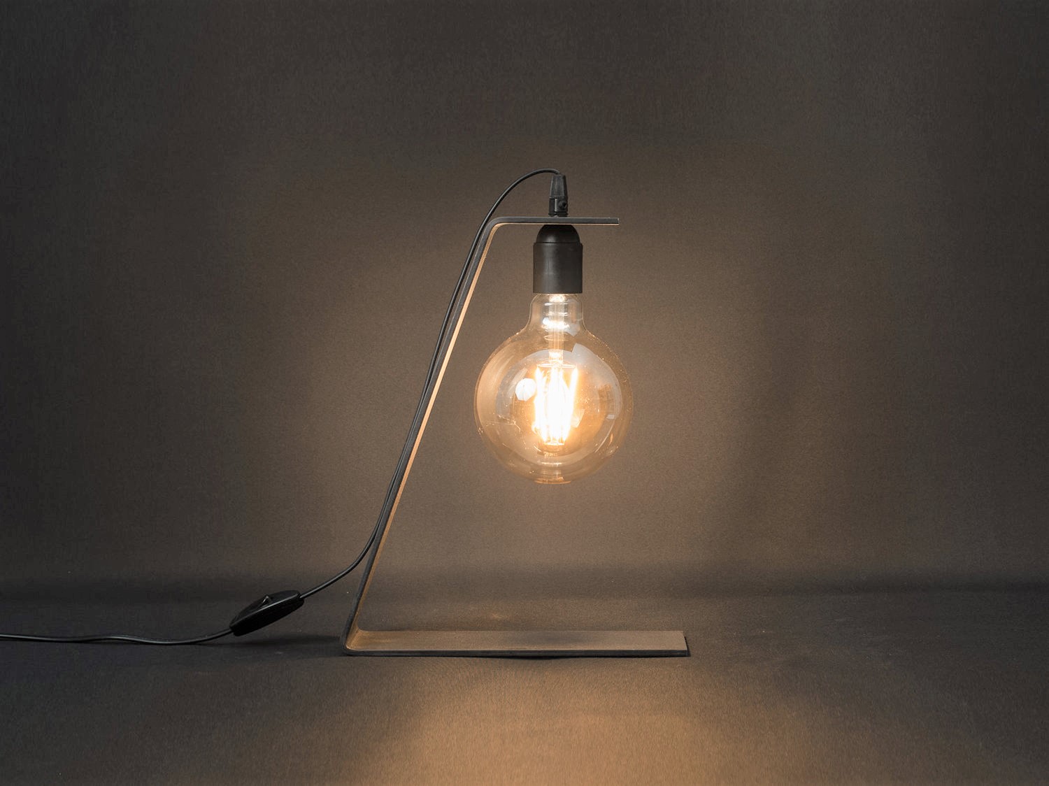 Lampe_tower_80_Brut-d'acier_l'inatelier_nantes_artisanat_français