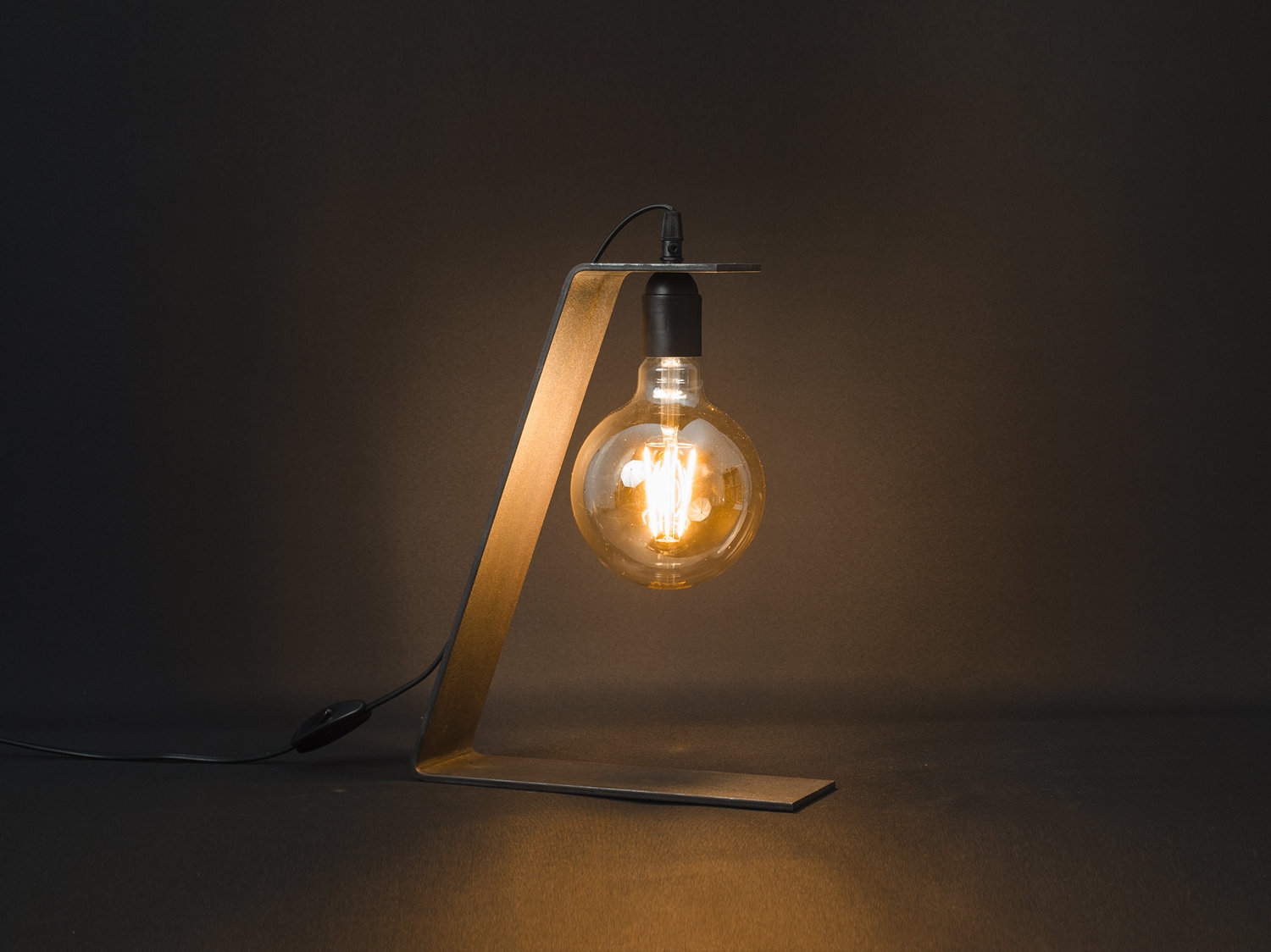 Lampe_tower_80_Brut-d'acier_l'inatelier_nantes_artisanat_français_jour