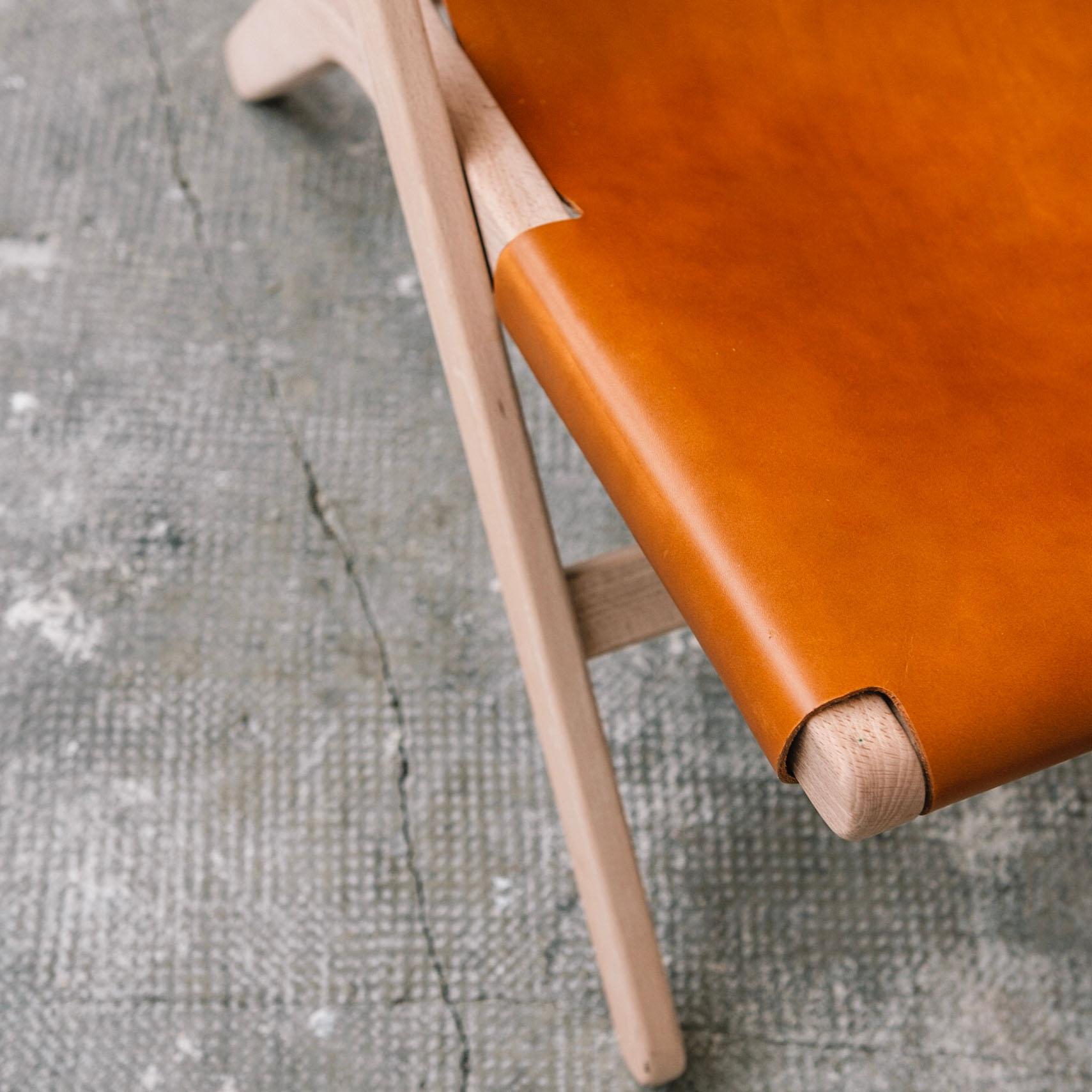 faureuil h miel_An°so design_Anne so_linatelier_design Nantes_boutique Déco_cuir clair_structure bois_artisanat_contemporain_ détail cuir et bois assise