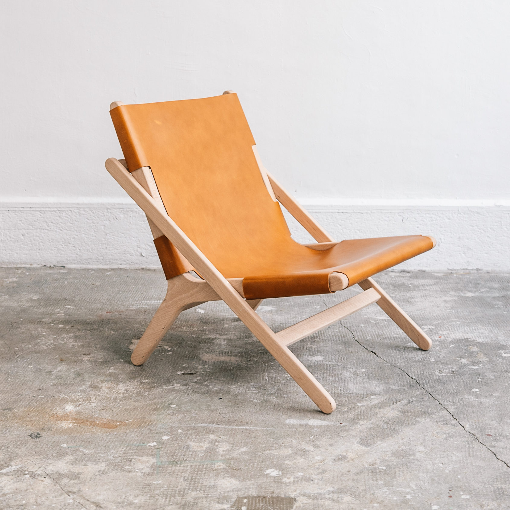 faureuil h miel_An°so design_Anne so_linatelier_design Nantes_Déco_cuir clair_structure bois_contemporain_artisanat