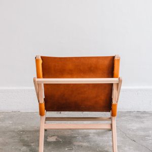 faureuil h miel_An°so design_Anne so_linatelier_design Nantes_boutique Déco_cuir clair_structure bois_artisanat_contemporain_ vue arrière en situation