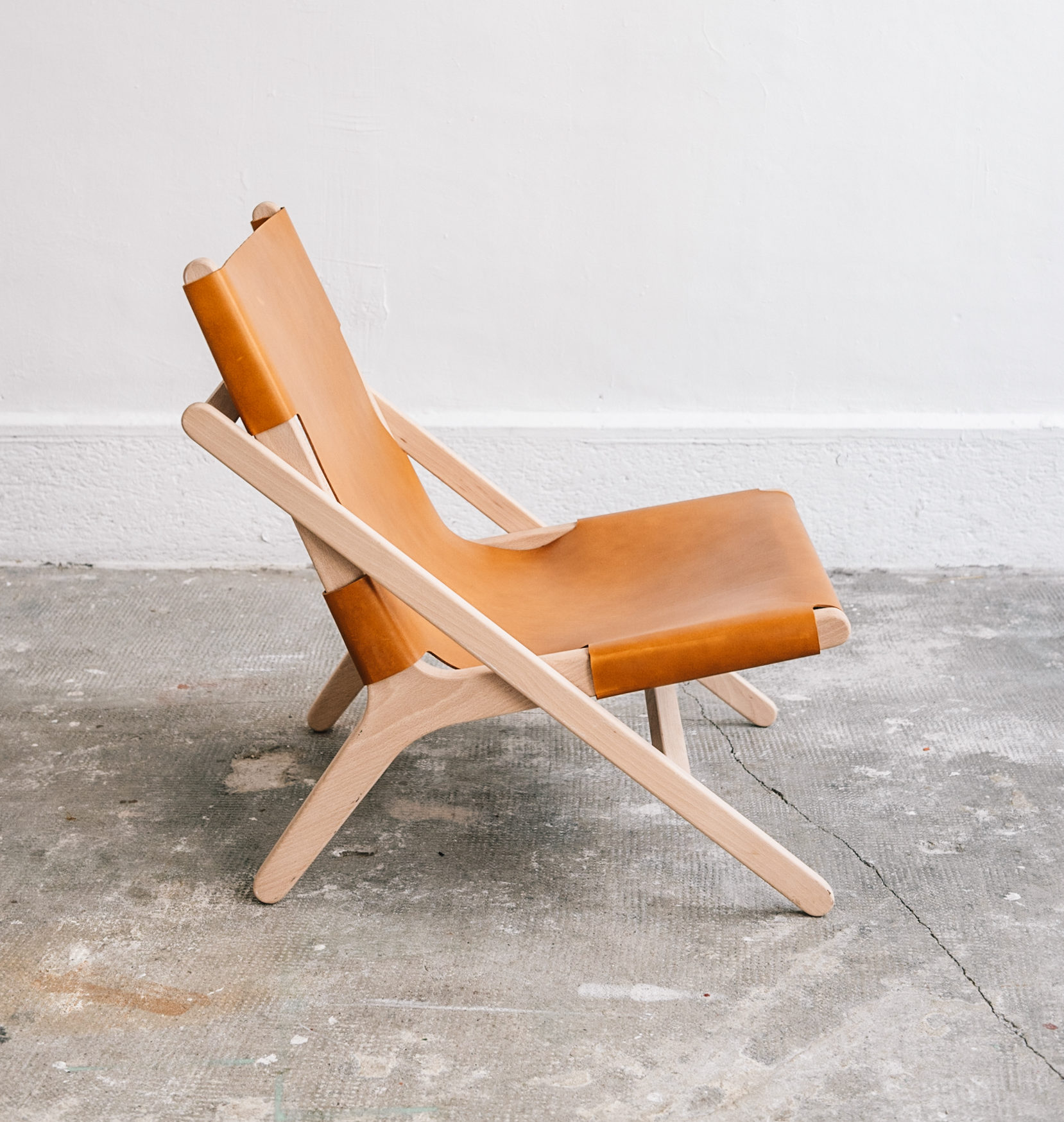 faureuil h miel_An°so design_Anne so_linatelier_design Nantes_boutique Déco_cuir clair_structure bois_artisanat_contemporain_ profil en situation