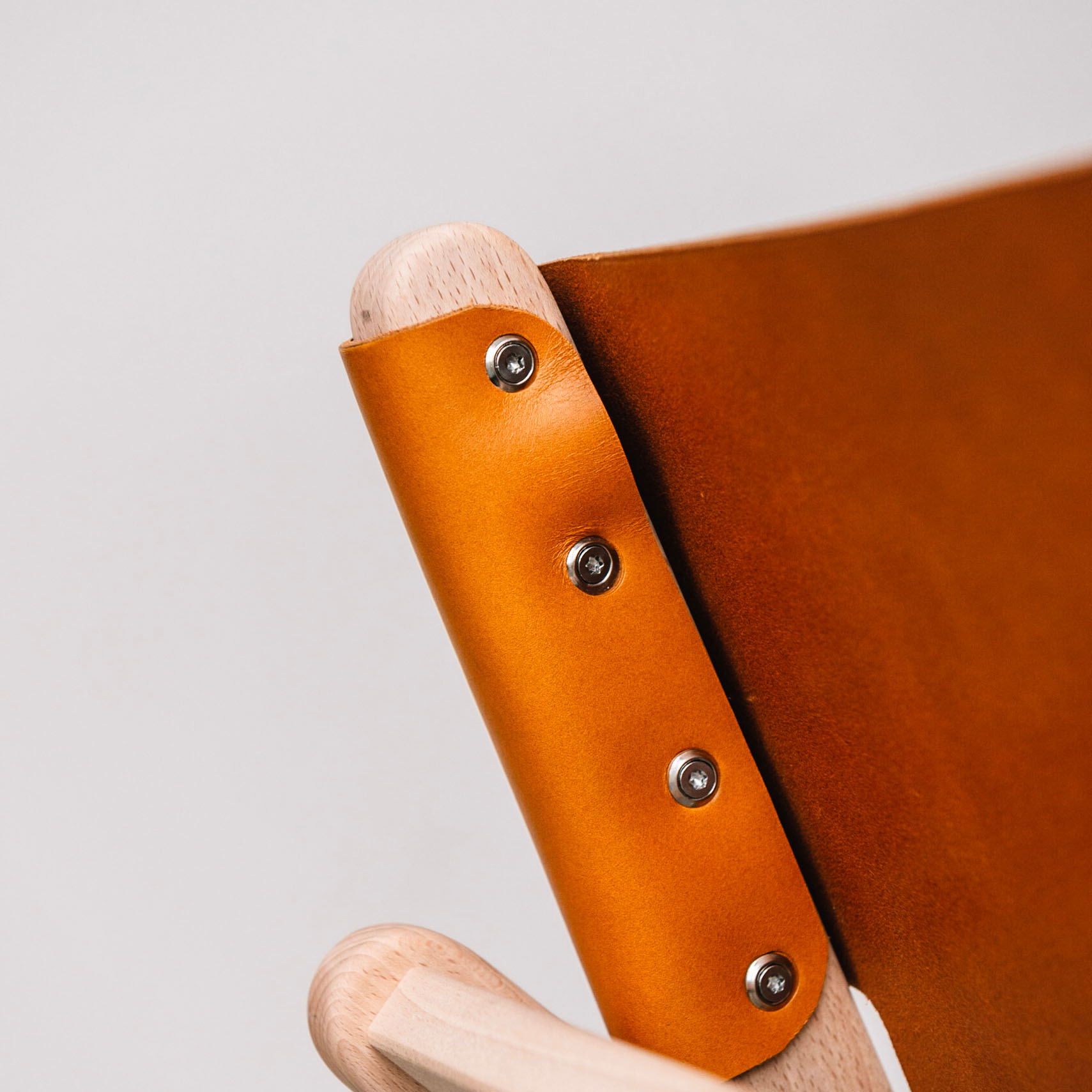 faureuil h miel_An°so design_Anne so_linatelier_design Nantes_boutique Déco_cuir clair_structure bois_artisanat_contemporain_ fond blanc_détail