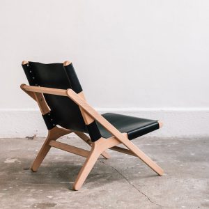 faureuil h noir_An°so design_Anne so_linatelier_design Nantes_Déco_cuir clair_structure bois_artisanat_contemporain_ vue 3/4 arrière