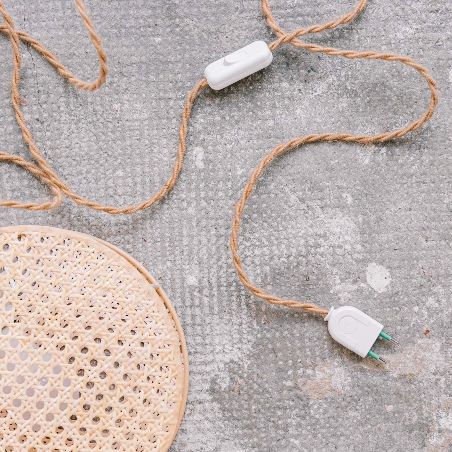 lampe applique MOON_petit modèle_An°so design_Anne-Sophie Boucard_L'Inatelier_Nantes_Luminaire_cannage_naturel bohème_design contemporain_détail matériaux cannage et cable textile