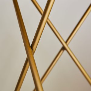 table base affinage_ bout de canapé_design Stéphanie Startchenko_fabrication française_chêne vernis_pieds métal_L'Inatelier_Nantes_bois massif_sur-mesure_détail tranche pieds métal doré_boutique déco