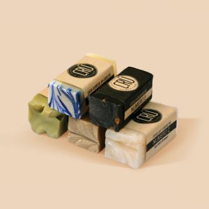 Lot de 5 petits savon cru_artisanaux_locaux_saponnification à froid_naturel_bienfait_salle de bain_savonnerie cru_saponnification à froid_anne_L'Inatelier Nantes_Boutique 100% fabrication française_zoom_détail