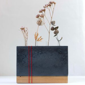 Soliflore en béton et bois_bzzzt_4vases_tubes en verres_nantes_décoration_nantes_artisanat français_fabriqué en Bretagne_vase_teinte béton foncé
