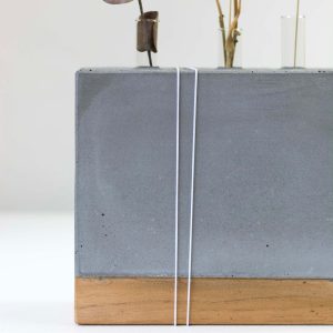 Soliflore en béton et bois_bzzzt_4vases_tubes en verres_nantes_décoration_nantes_artisanat français_fabriqué en Bretagne_vase_teinte béton moyen