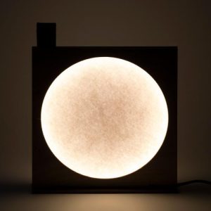 lampe à poser_Moon_KNGB_Upcycling_bois_feutre_cuir_design_création_Nantes_décoration_luminaire_chambre_feutrine_tamisé_surcyclage_zéro_déchets_face de nuit