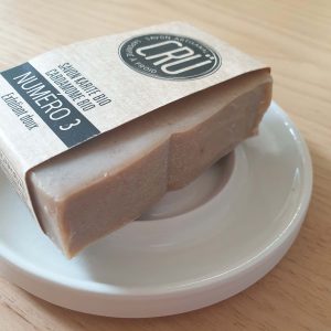 porte-savon porcelaine de limoges_blanc_céramique_artisanl_Ambre Hervo_L'Inatelier_Made in france_Nantes_handmade_savon solides_salle de bain_cuisine_rond_petite série_en situation avec saonnerie artisanale cru_détail