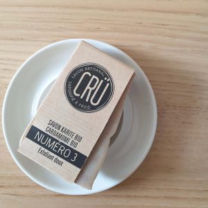 porte-savon porcelaine de limoges_blanc_céramique_artisanl_Ambre Hervo_L'Inatelier_Made in france_Nantes_handmade_savon solides_salle de bain_cuisine_rond_petite série_en situation avec saonnerie artisanale cru