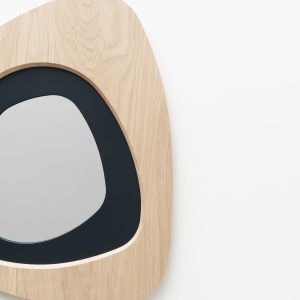 Miroir Galet Drugeot Manufacture_L'Inatelier_Bois massif_chêne_frêne_couleurs_personnalisable_naturel_graphique_chambre_salon_bleu nuit_profondeur_made in france_Nantes_Anjou_artisanat français_handmade_déco_décoration_home_détail