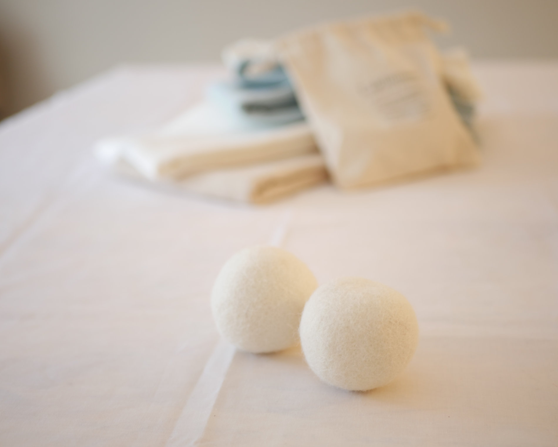 Balle de séchage_lessive_l'Alchimiste_paris_L'Inatelier_Nantes_déco_boutique_concept store_soin du linge_zéro déchet_écoresponsable_laisne_made in France_fabrication française_sachet de coton_droguerie_responsable_maison_entretien_décoration_naturel_lot de 3_détail