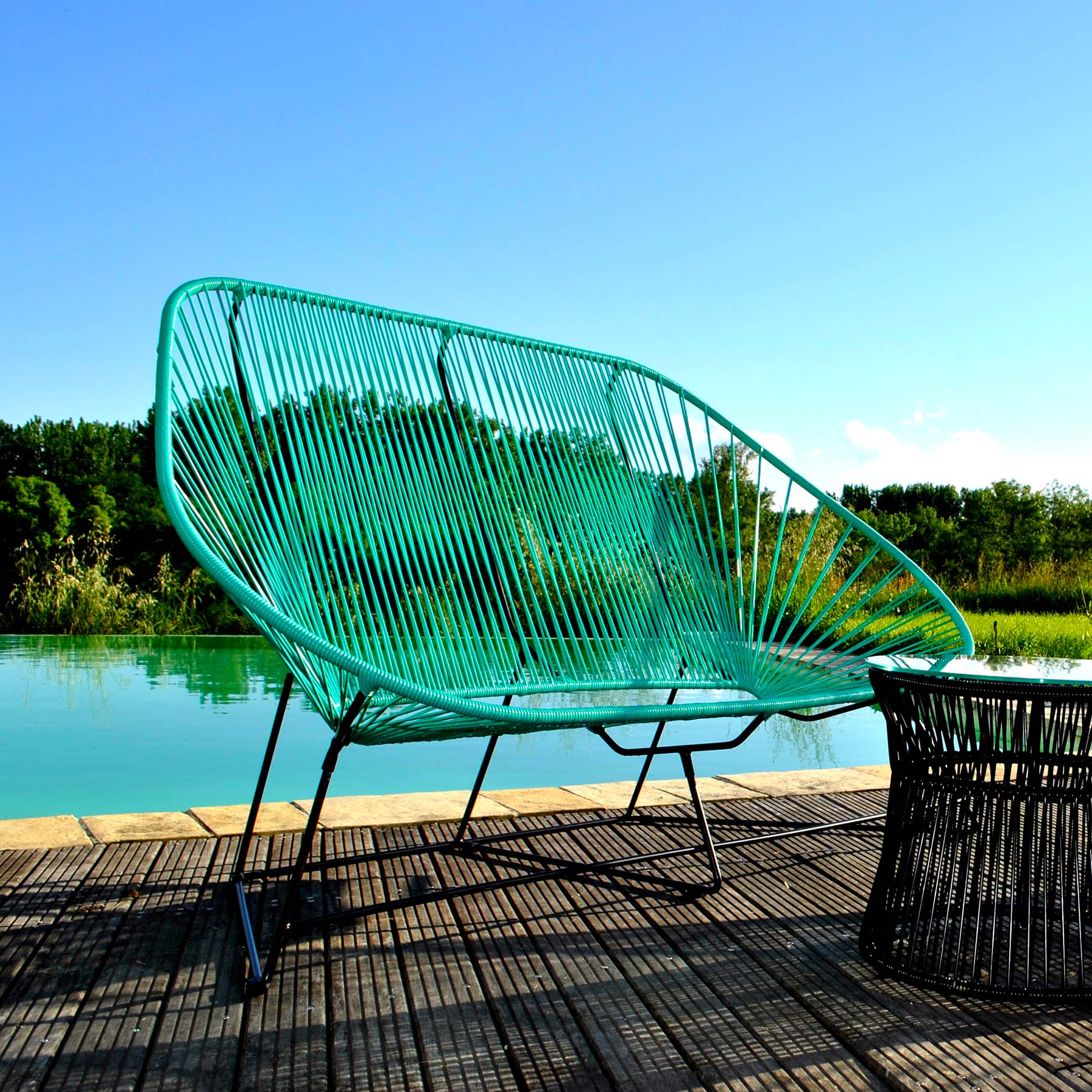 canapé 3 places Acapulco exterieur polyvinyl terrasse_boqa_L'Inatelier_couleurs_été_jardin_design_mobilier exterieur_nantes_structure noire_en situation_piscine_face