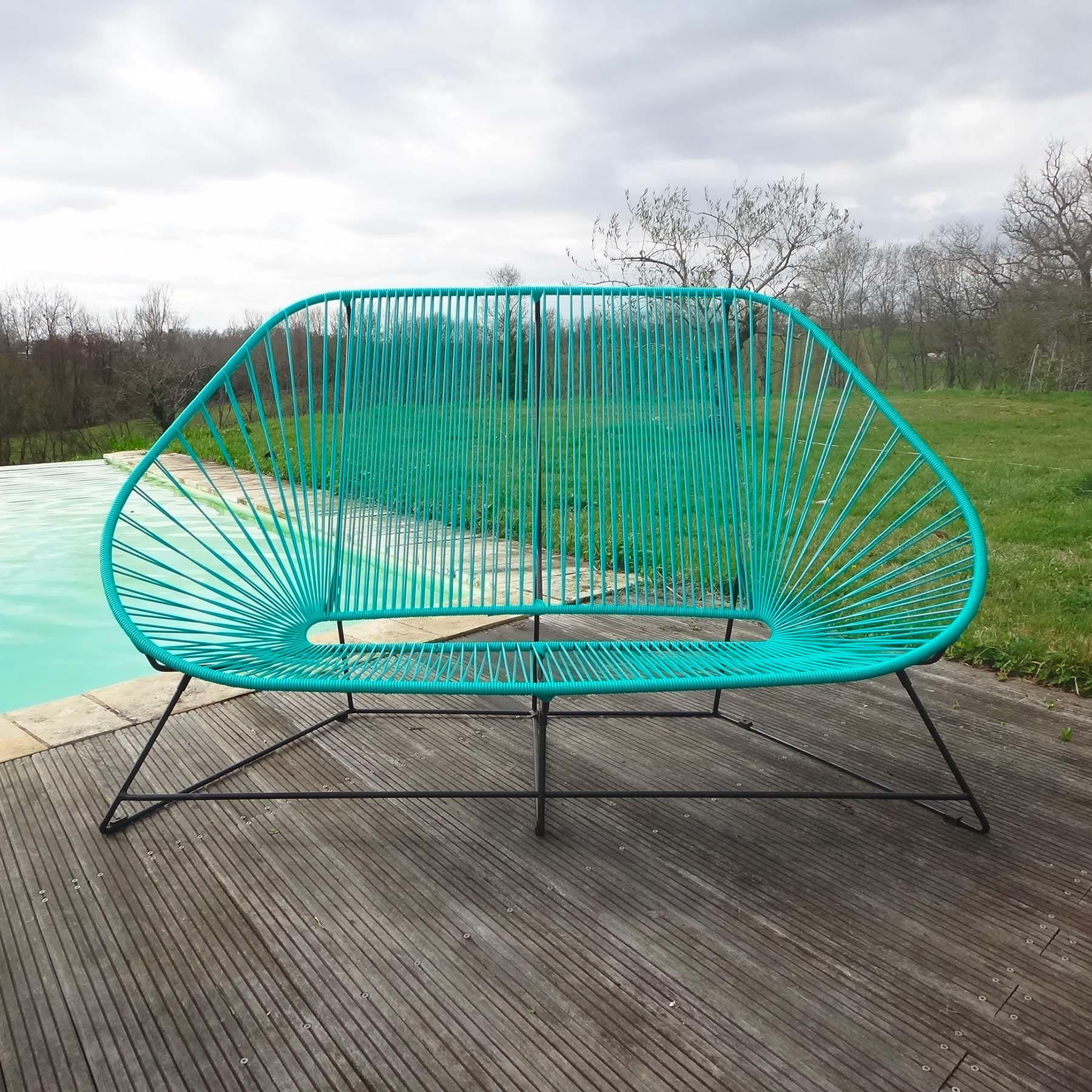 canapé 3 places Acapulco exterieur polyvinyl terrasse_boqa_L'Inatelier_couleurs_été_jardin_design_mobilier exterieur_nantes_structure noire_en situation_piscine_face