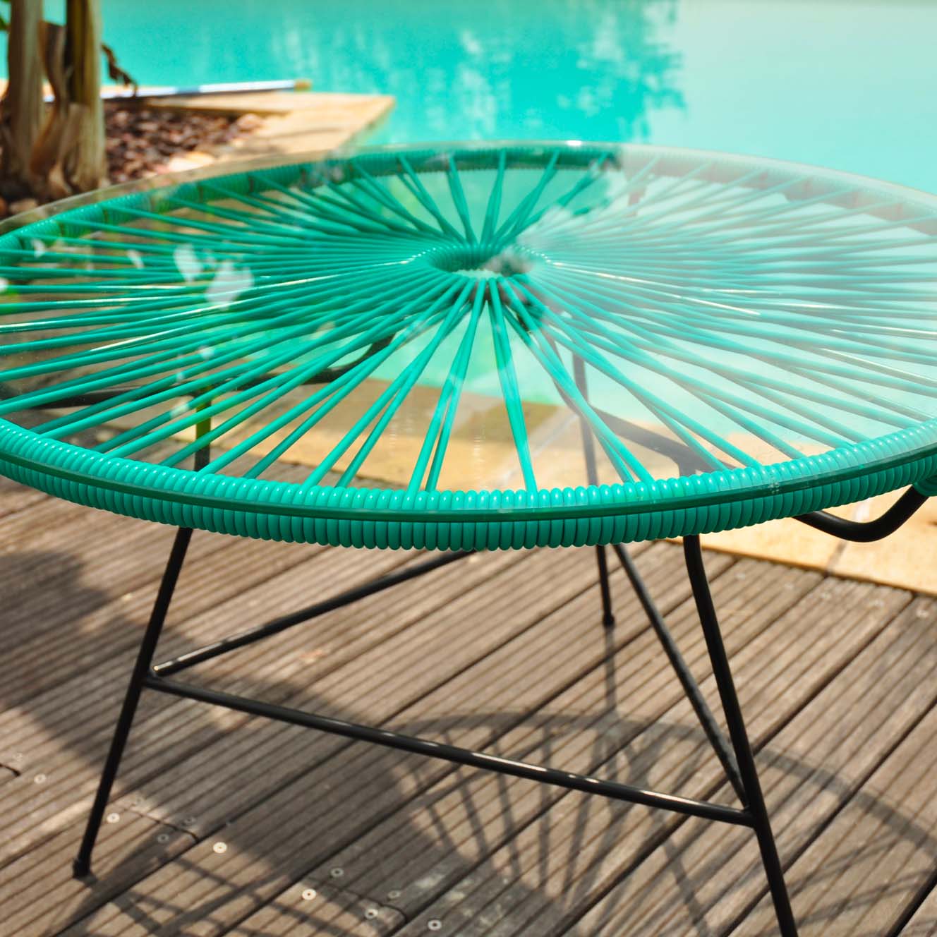 table basse ronde exterieur Zipolite Boqa_salon de jardin_design_pvc_tressage polyvinyl_terrasse_balcon_picsince_été_mobilier ext_couleur_personnalisable_plateau en verre_made in France_L'Inatelier_Nantes_boutique déco_artisanat français_turquoise_en situation_profil