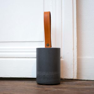 Cale-porte_béton_cuir_lanière_contemporain_décoration_bzzzt_L'Inatelier_Nantes_made in France_intérieur_minimaliste_fabriqué en bretagne_gris clair_gris moyen_grisfoncé