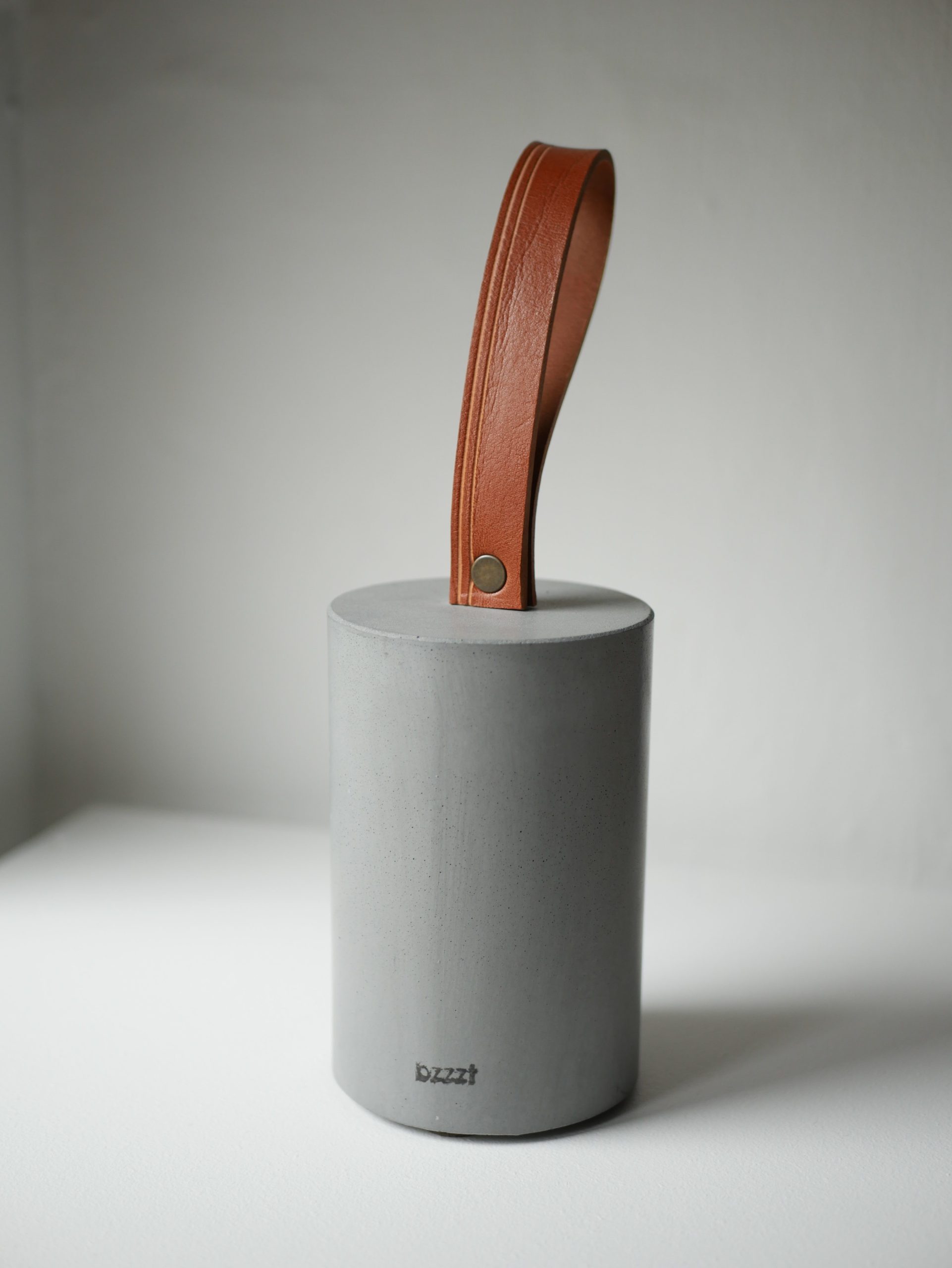 Cale-porte béton et cuir gris fabriqué en France