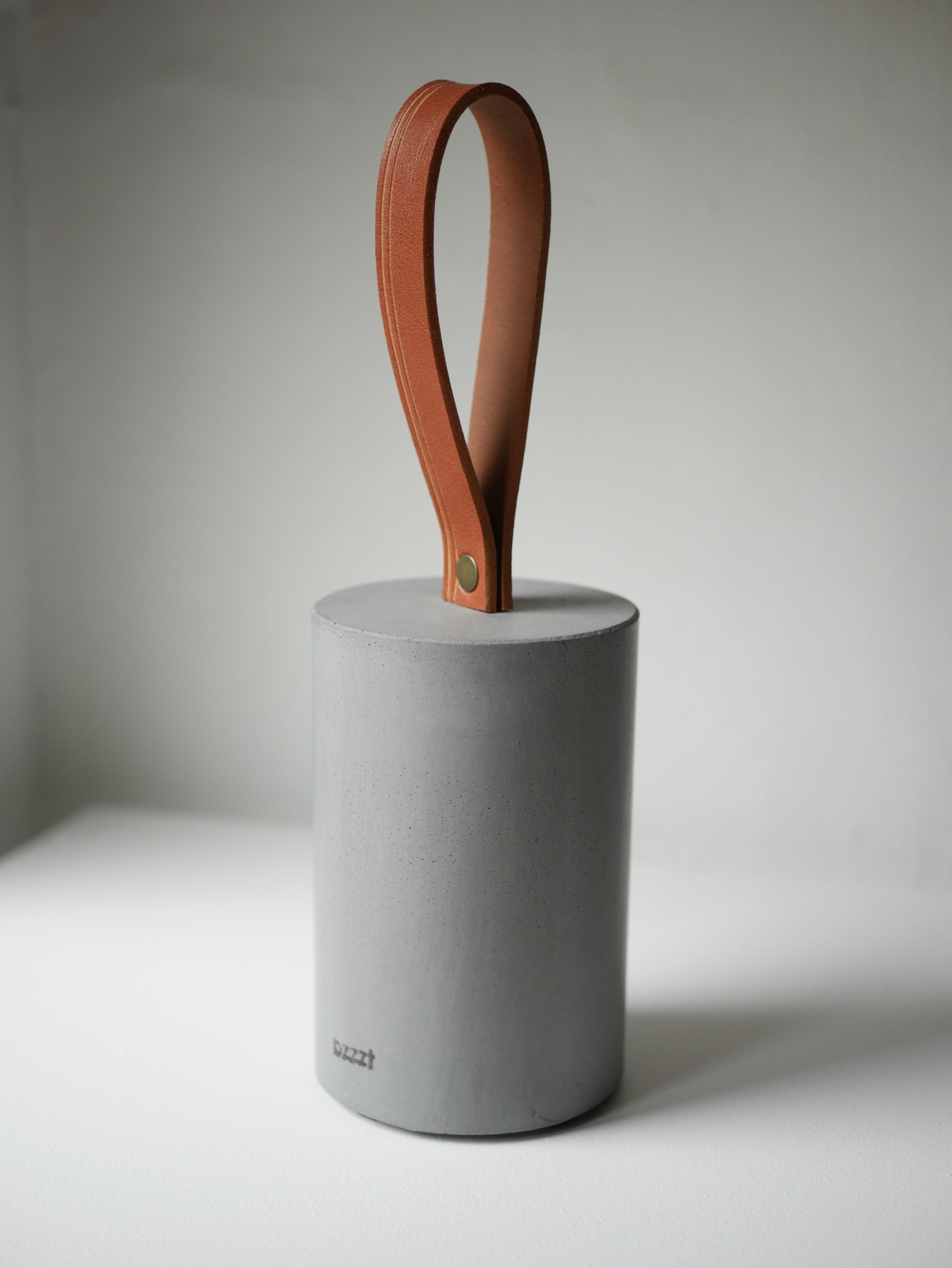 Cale-porte béton et cuir gris made in France