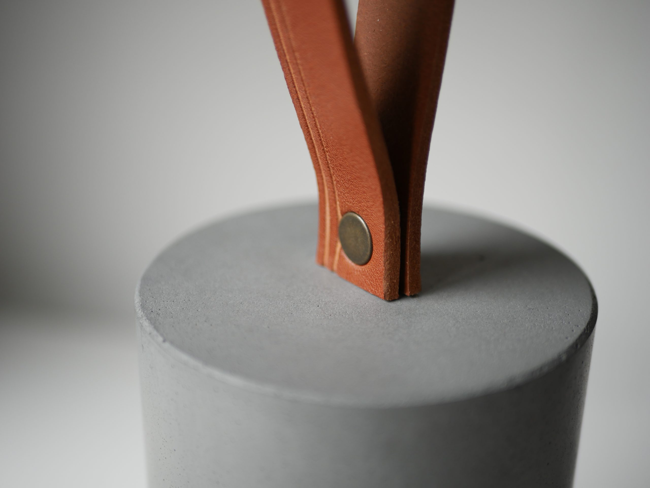 Cale porte en béton et cuir gris made in France