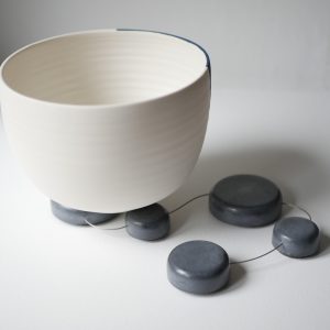 dessous de plat en béton_made in France_BZZZT_Bretagne_Nantes_L'Inatelier_Accessoires table_art de la table_brut_flexible_décoration_cadeau_béton gris foncé_avec plat en porcelaine