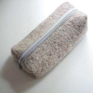 Trousse de toilette cube_feutre de laine_naturel_Heloise levieux_L'Inatelier_made in France_Nantes_déco_salle de bain_voyage_rectangulaire_trousse_zip_cadeau homme_vue haut