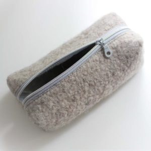 Trousse de toilette cube_feutre de laine_naturel_Heloise levieux_L'Inatelier_made in France_Nantes_déco_salle de bain_voyage_rectangulaire_trousse_zip ouvert