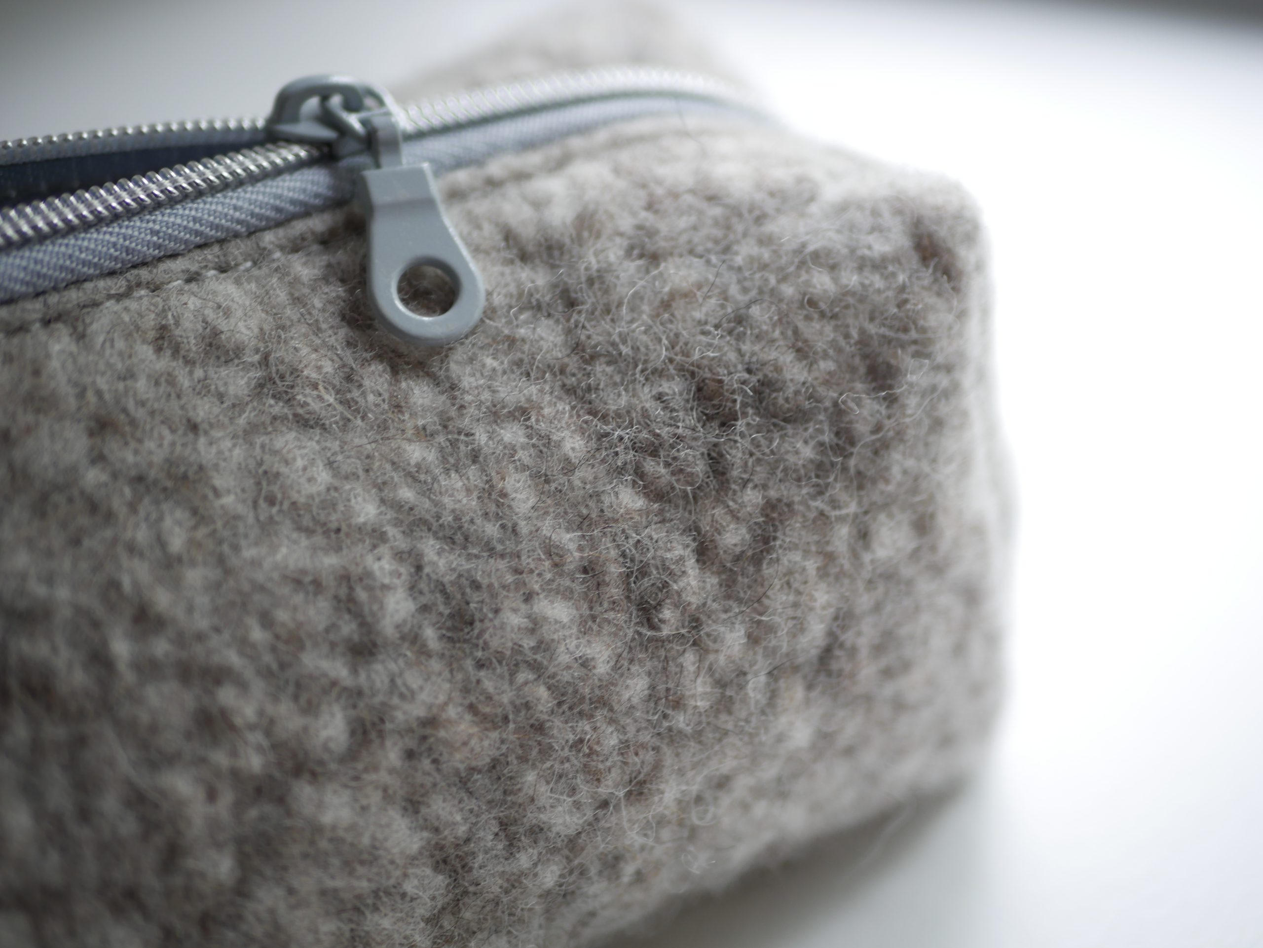 Trousse de toilette cube_feutre de laine_naturel_Heloise levieux_L'Inatelier_made in France_Nantes_déco_salle de bain_voyage_rectangulaire_zoom