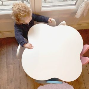 petite-table-enfant-blanc-nuage-bois-ecoresponsable-vernis alimentaire-made-in-france-bureau-boutique-boogy-woody-linatelier-nantes-chaise-lapin-en-situation-plateau-meuble-mobilier-jeunesse