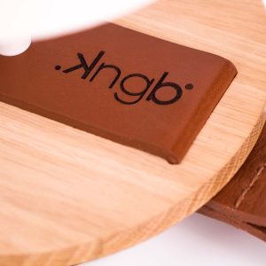 LAMPE-de chevet-CHANDELIER-BLANCHE-KNGB-creation-design-luminaire-made-in-france-artisanat-français-pièce-numérotée-bois-massif-cuir-coton-chambre-décoration-linatelier-nantes-boutique-décoration-intérieur-lumière-contemporain-écoresponsable-FACE-détail-cuir--cognac-lanière