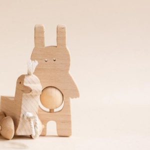 hochet bois_crock-lapin_ourson_massif_jouet_naturel_design_artisanat_made-in-france_kmr-childwood_jeu_ludique_montessori_bébé_enfant_chambre_nantes_linatelier_duo_lapinou