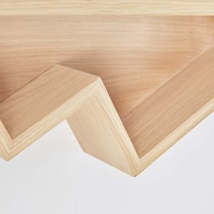 Etagère_bibliothèque_design_graphique_HETCH-iceberg_décalé_bois_chêne_massif_nantes_linatelier_projet_déco_sur-mesure_made-in-france_artisanat_petite-série_CD_vinyles_livres_décoration_étagère-murale_détail4