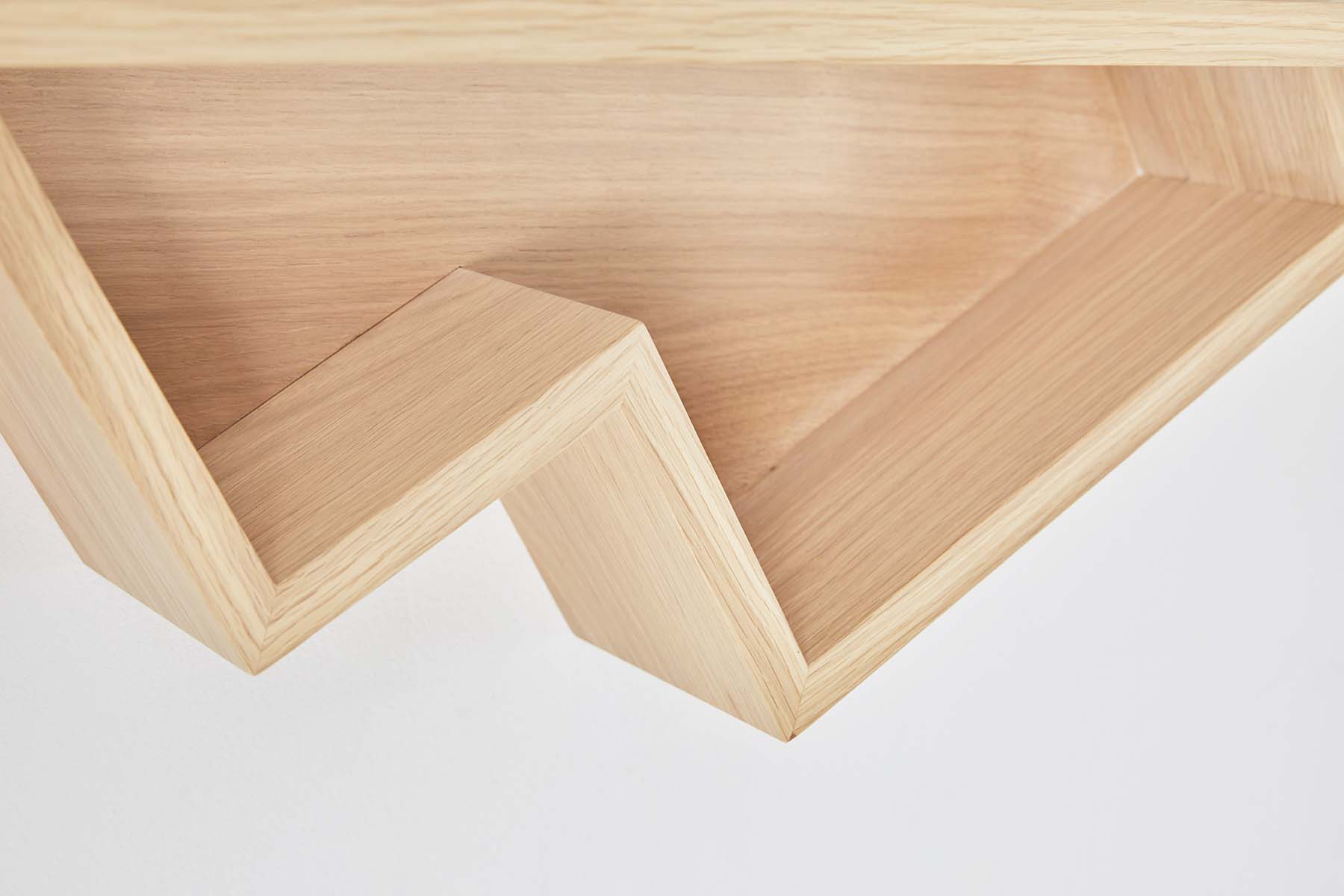 Etagère_bibliothèque_design_graphique_HETCH-iceberg_décalé_bois_chêne_massif_nantes_linatelier_projet_déco_sur-mesure_made-in-france_artisanat_petite-série_CD_vinyles_livres_décoration_étagère-murale_détail4