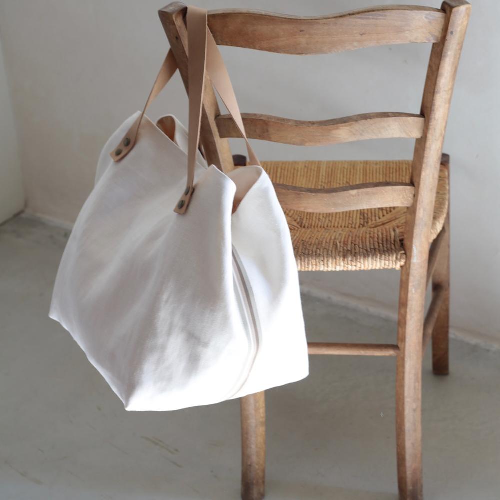 sac_cabas_toile-de-lin_naturel_made-in-france_artisanat_heloise-levieux_nantes_bretagne_style_accessoire_déco_design_collection_blanc_sur chaise